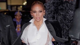 Jennifer Lopez in sexy smoking: il look è tutto da copiare