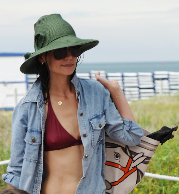 Katie Holmes con camicia in jeans e cappello in spiaggia