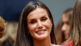Letizia di Spagna stupisce alla cresima di Sofia: il look (a sorpresa) per la figlia