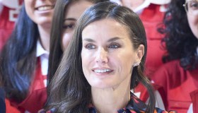 Letizia di Spagna, lo chemisier multicolor low cost alla portata di tutte