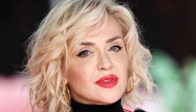 Paola Barale si confessa sulla menopausa a 41 anni e l’aborto in gioventù