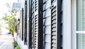 Come pulire le persiane in alluminio quando sono molto sporche e macchiate