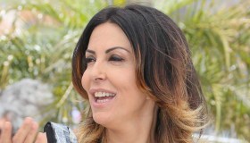 Sabrina Ferilli cede al triangolo, in bikini e struccata su Instagram fa impazzire i fan