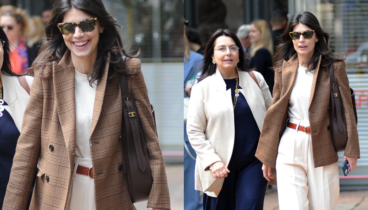 Alessandra Mastronardi passeggia con la mamma e indossa un blazer a righe color cachi