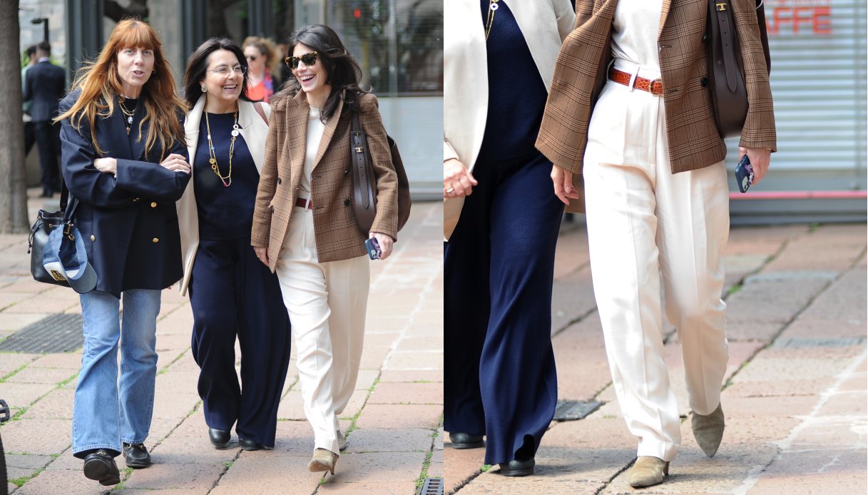 Alessandra Mastronardi passeggia con la mamma indossando un paio di pantaloni comodi color crema