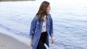 Camicia in jeans in spiaggia, idee di stile