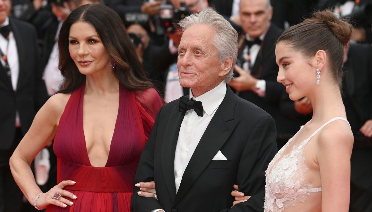 Carys Zeta Douglas debutta sul tappeto rosso di Cannes e ci conquista col  suo look