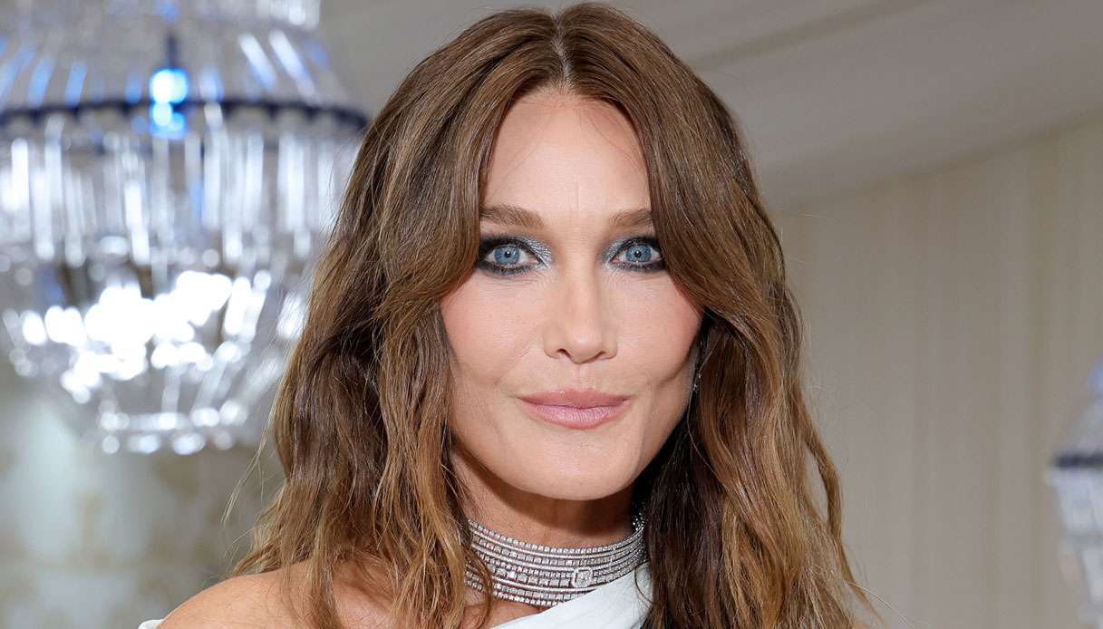 Carla Bruni al Met Gala 2023 braccia toniche e abito aderente a 55 anni