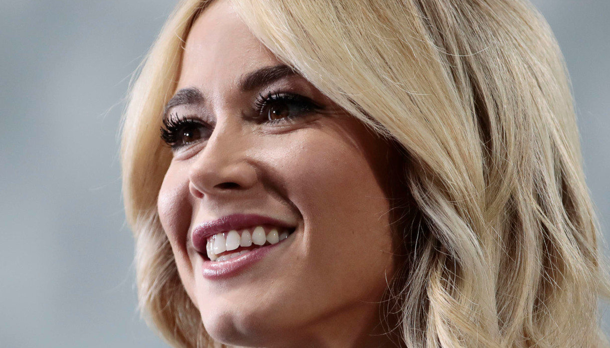 Scudetto Napoli, Diletta Leotta incinta scopre il pancione col tailleur fluo