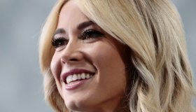 Scudetto Napoli, Diletta Leotta incinta scopre il pancione col tailleur fluo