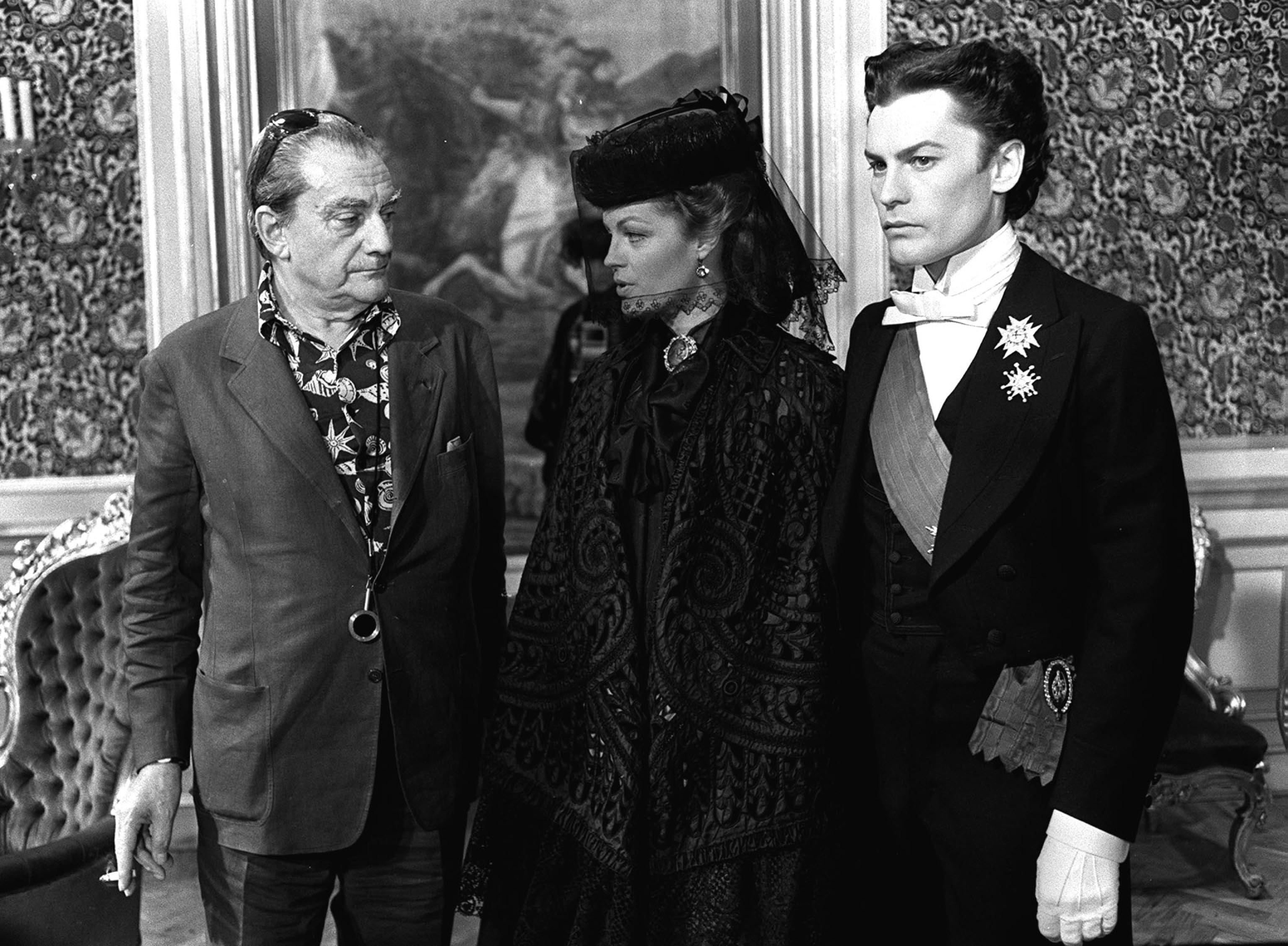 Romy Schneider nel ruolo di Elisabetta d'Austria con Helmut Berger ( nel ruolo del re di Baviera Ludwig II Wittelsbach e con il regista Luchino Visconti sul set del film " Ludwig " (1972)