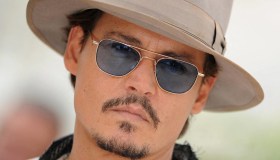 Cannes 2023, Johnny Depp torna sul red carpet e ha occhi solo per lei