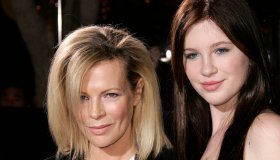 Kim Basinger e Alec Baldwin sono nonni: la prima foto della nipotina su Instagram