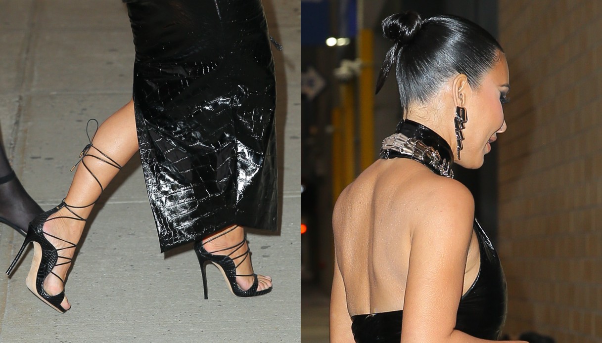 Kim Kardashian con l'abito che scopre la schiena e i sandali alla schiava con tacchi vertiginosi