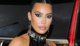 Kim Kardashian tutta curve con l’abito in vinile effetto-coccodrillo