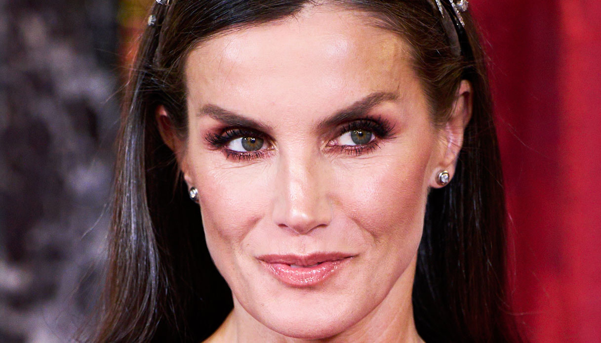 Letizia di Spagna, trasparenze e abiti-gioiello: look a confronto con la First Lady