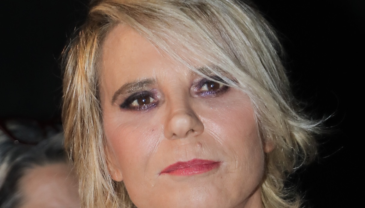 “Amici”, un’altra insegnante potrebbe lasciare: Maria in difficoltà