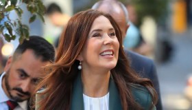 Mary di Danimarca, Principessa in bicicletta: il look con i pantaloni dell’anno