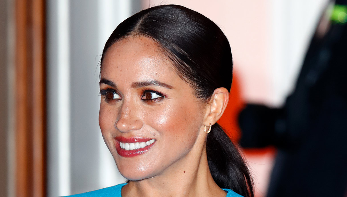 Meghan Markle, mini dress cortissimo e ciabatte gioiello: ultima ...