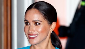 Meghan Markle, mini dress cortissimo e ciabatte gioiello: ricrealo spendendo la metà