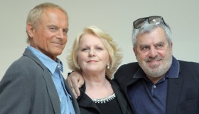 Addio a Enrico Oldoini, ideatore di “Don Matteo”. Il dolore di Christian De Sica