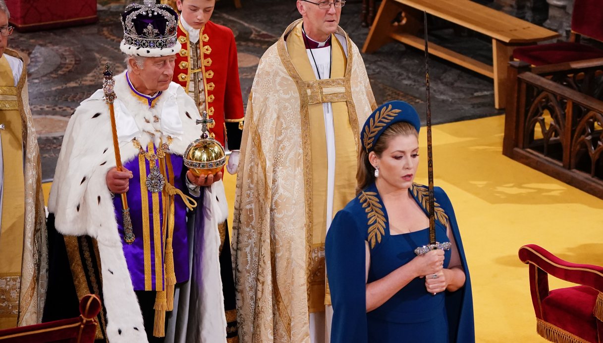 Penny Mordaunt porta l'antica spada di Stato alla cerimonia di Incoronazione di Re Carlo III