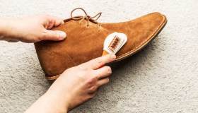 Come pulire le scarpe in camoscio: il trucco del latte e altri rimedi infallibili