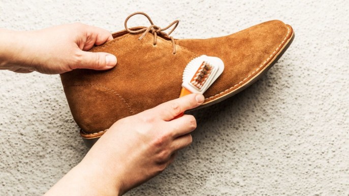 Come pulire le scarpe in camoscio: il trucco del latte e altri rimedi infallibili