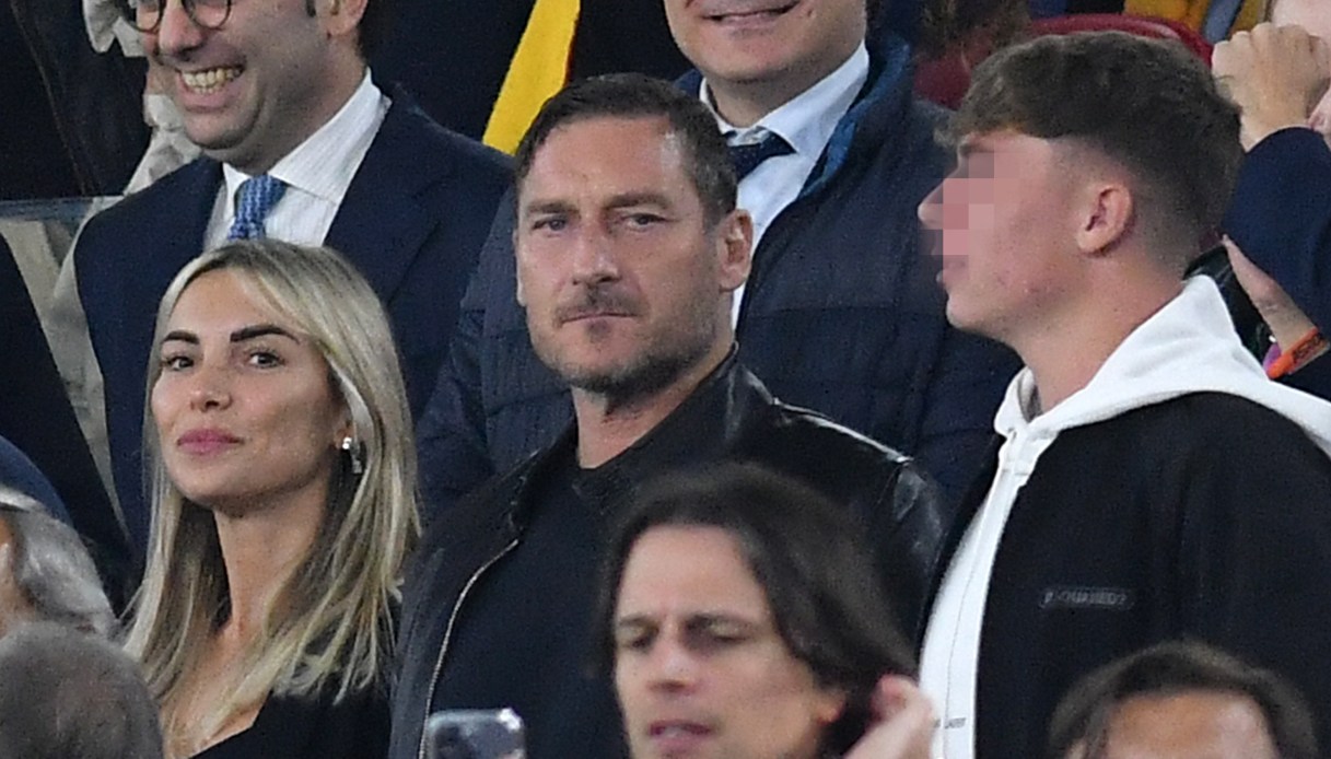 Francesco Totti e il figlio Cristian sugli spalti dello stadio Olimpico insieme a Noemi Bocchi