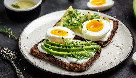 Uova nella dieta per rafforzare unghie e capelli: parla l’esperta