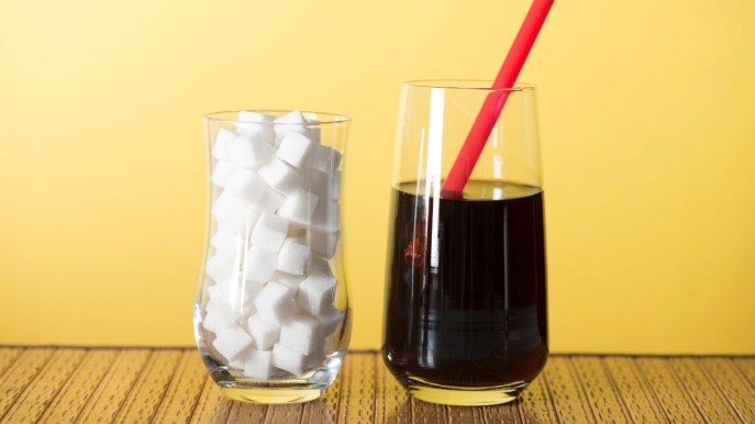 Quanto zucchero c’è nelle bibite? Quantità e controindicazioni