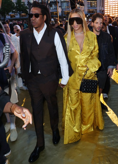 Beyoncè: il completo dorato nasconde i sandali Louis Vuitton