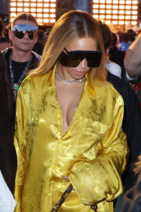 Paris Fashion Week 2023 - Beyonce alla sfilata di Louis Vuitton con occhiali da sole giganteschi