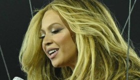 Beyoncè regina in oro con la borsa iconica, ma commette l’errore peggiore