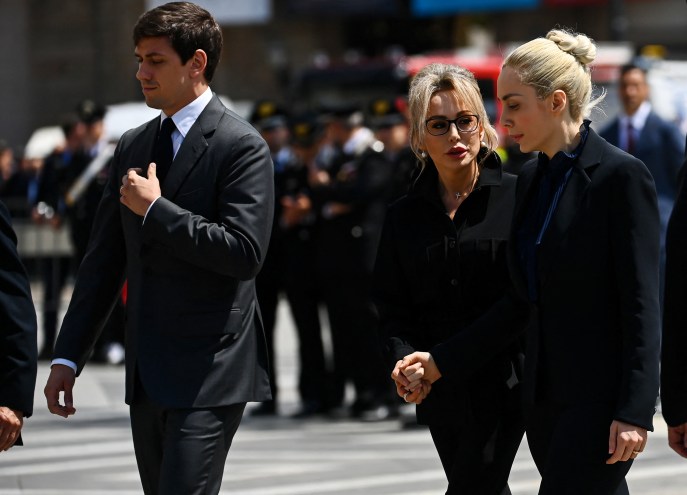 Marina Berlusconi e Marta Fascina mano nella mano ai funerali di Silvio Berlusconi