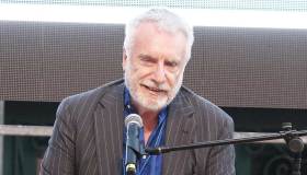 Paolo Crepet: «Spegnete quei telefoni e parlate coi vostri figli»