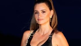 Penelope Cruz fa sognare col mini abito in pelle