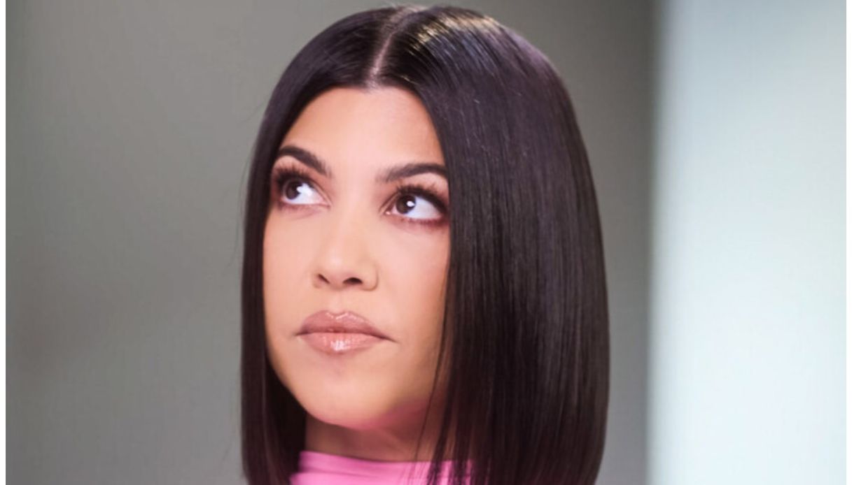 Kourtney Kardashian incinta in mini-bikini mostra il pancione su Instagram
