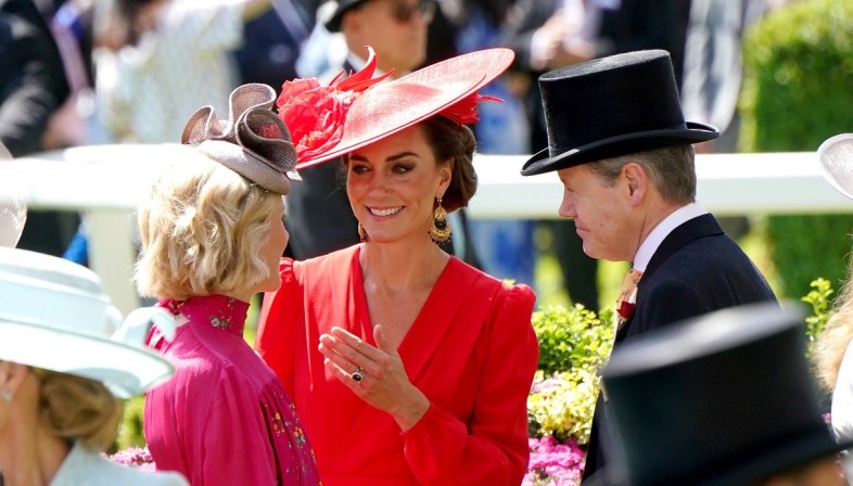 I cappelli più assurdi del mondo: cavalli e farfalle in testa al Royal  Ascot 2023