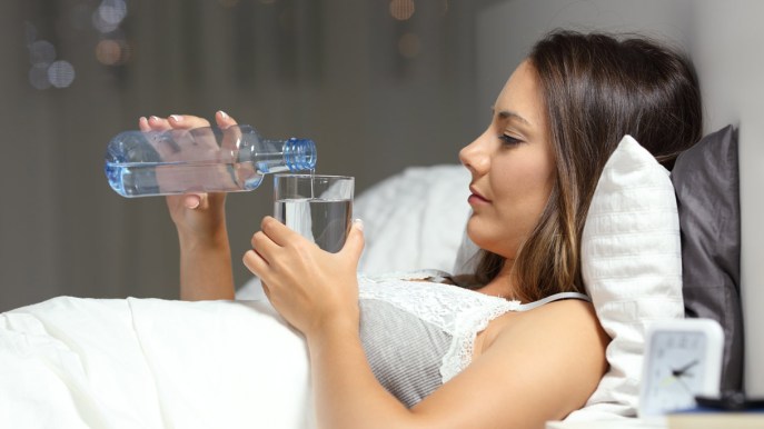 Come rinfrescare la camera da letto: il segreto della bottiglia d’acqua e altri trucchi