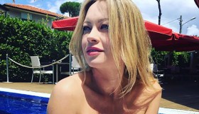 Anna Falchi bellezza in bikini: a 51 anni ferma il tempo (e le critiche)