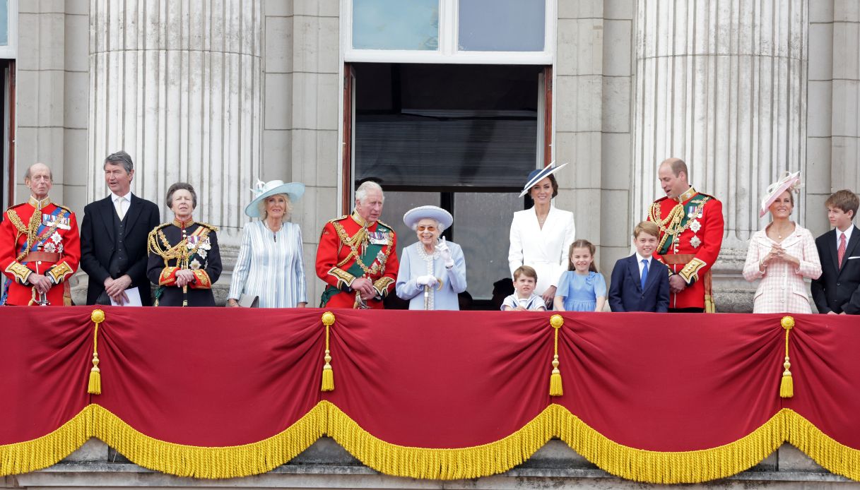 La famiglia reale affacciata al balcone di Buckingham Palace