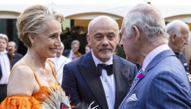 Carlo e Camilla al ballo in maschera. Ma il Re punta a un’altra donna