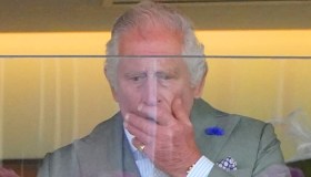 Carlo perde la faccia al Royal Ascot: non è degno di un Re