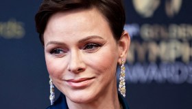 Charlene di Monaco in blu fa perdere la testa, ma è tesa e tirata