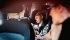 Bimbi dimenticati, cos’è la “forgotten baby syndrome”