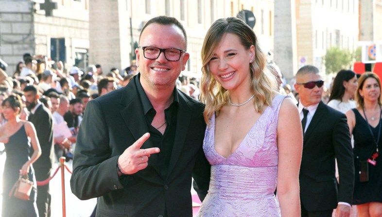 Gigi D'Alessio papà per la sesta volta: «Secondo figlio con Denise