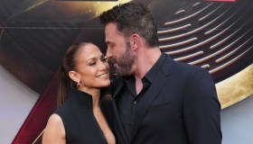 Jennifer Lopez, look mozzafiato. E tornano i baci con Ben Affleck