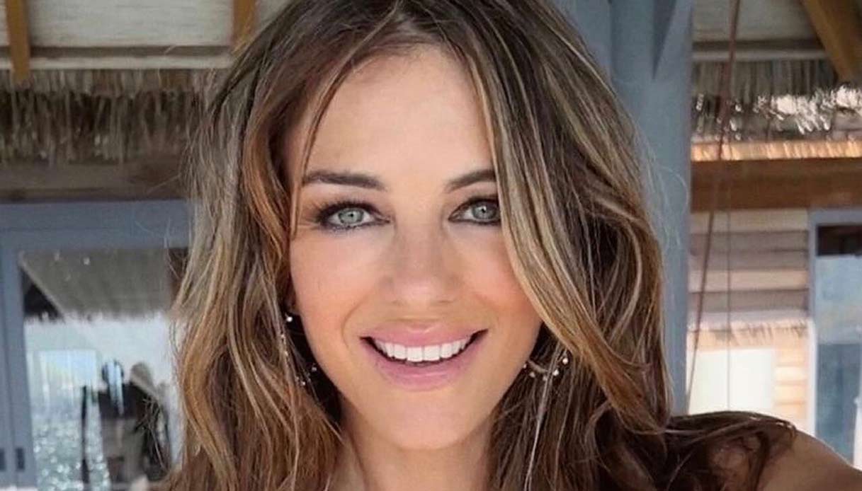 Liz Hurley, 58 anni al top. E un solo segreto di bellezza
