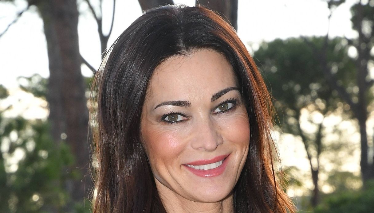 Manuela Arcuri seduce con l’abito nero trasparente (e c’è il Principe Alberto)